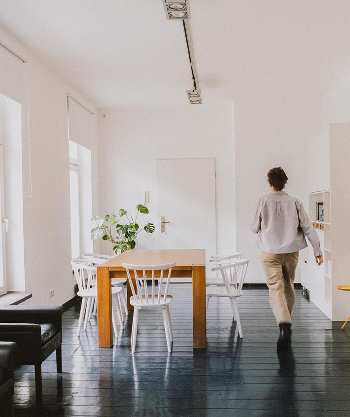 Eine Mitarbeiterin läuft durch einen Besprechungsraum